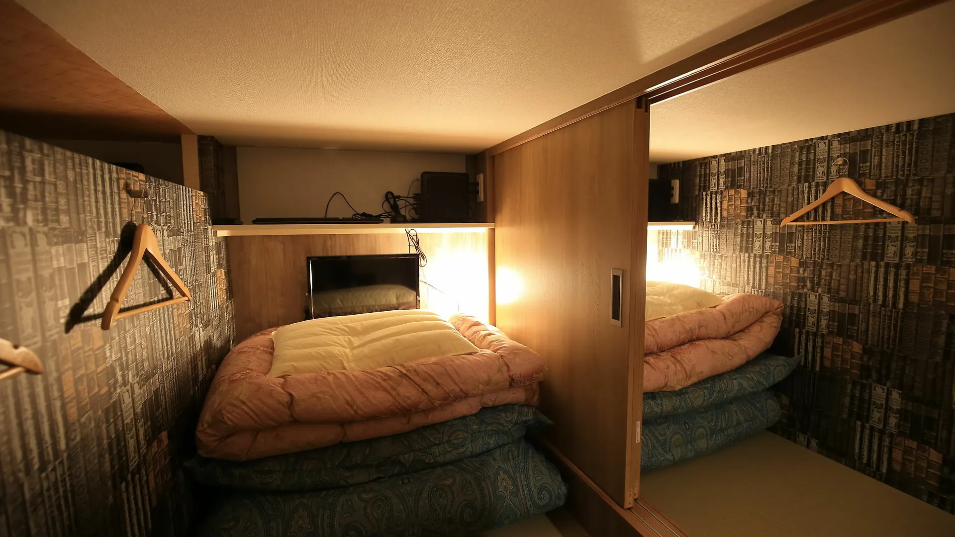 Hostel Wasabi Osaka Bed And Library